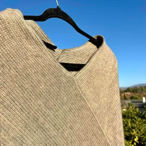 Steve Madden Fringe Poncho Greige Tan Asymmetrical Hem Womens One Size NWOT - Picture 3 of 5